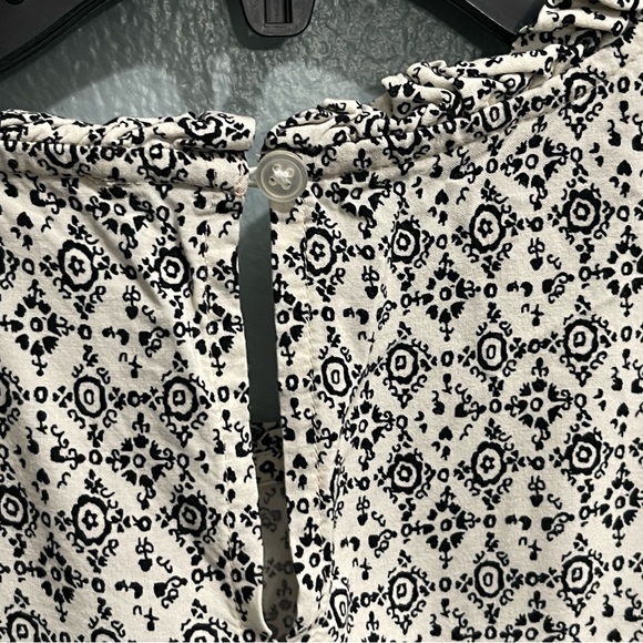 Loft Outlet in good condition flutter sleeve, ruffled next top. Size Medium - Picture 5 of 13